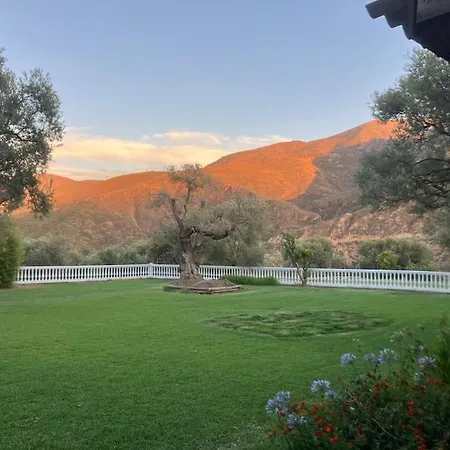 Villa Cortijo Pago Y Benisalte- A Stylish Set Within Beautiful Mountain Views